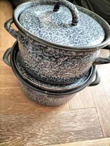 Vintage emaille grijze wolkenpannetjes beschikbaar voor biedingen