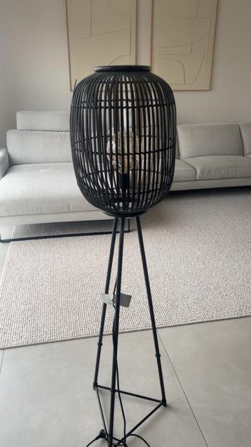 Staand lamp beschikbaar voor biedingen