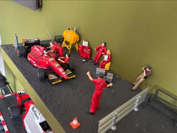 90s F1 Diorama met Ferrari auto Jean Alesi 1:18 beschikbaar voor biedingen
