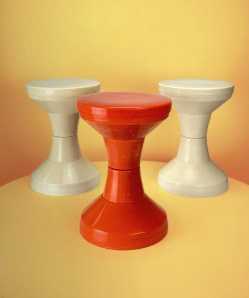 3 x tabourets Tamtam en plastique + rangement, design danois, Maison & Meubles, Tabourets, Utilisé, Plastique, Enlèvement ou Envoi