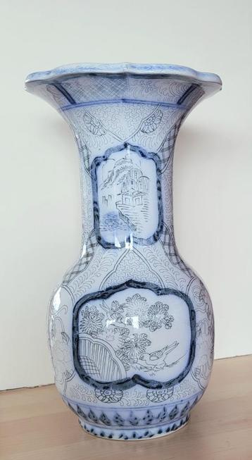 Grote lenteblauwe vaas met patroon