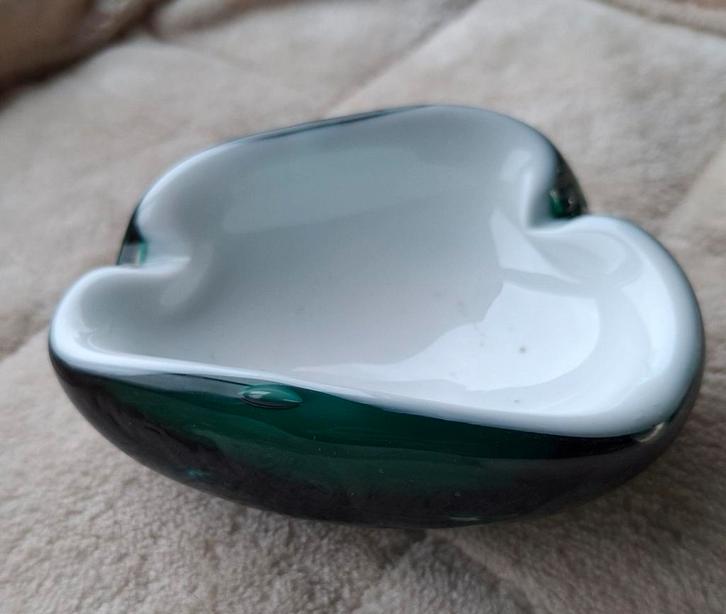 Cendrier vintage en verre épais — vert/blanc — années 60-70, Antiquités & Art, Antiquités | Plateaux, Enlèvement ou Envoi