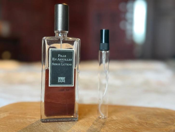 Serge Lutens - Fille en Aiguilles sample/decant, Bijoux, Sacs & Beauté, Beauté | Parfums, Comme neuf, Enlèvement ou Envoi