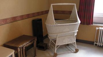 Grote witte wieg op wieltjes met witte sleep beschikbaar voor biedingen