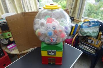 1 dispenser voor verrassingsballen met sleutel en houder  beschikbaar voor biedingen
