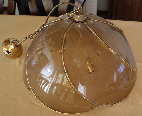 Vintage luster in gefumeerd glas en goudkleurige afwerking, Maison & Meubles, Lampes | Lustres, Utilisé, Verre, Métal, Enlèvement