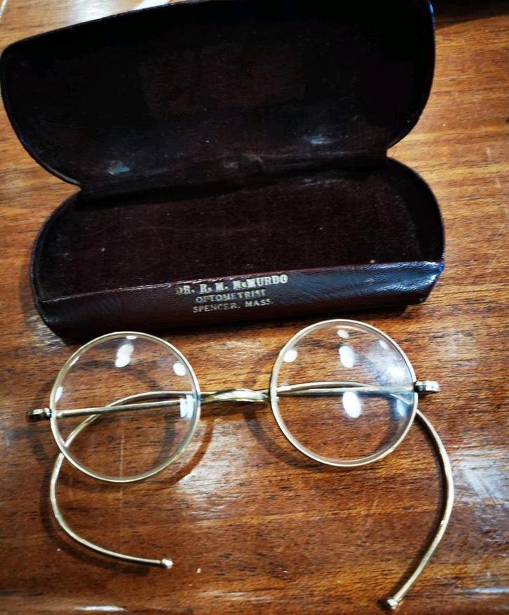 Optiek antiek rond brilletje met flexi oortjes montuur 30's, Antiek en Kunst, Antiek | Kleding en Textiel, Heren, Ophalen of Verzenden