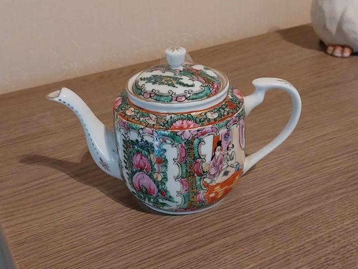 Chinese theepot met een Famille Rose Medallion decor, Antiek en Kunst, Antiek | Keramiek en Aardewerk, Verzenden
