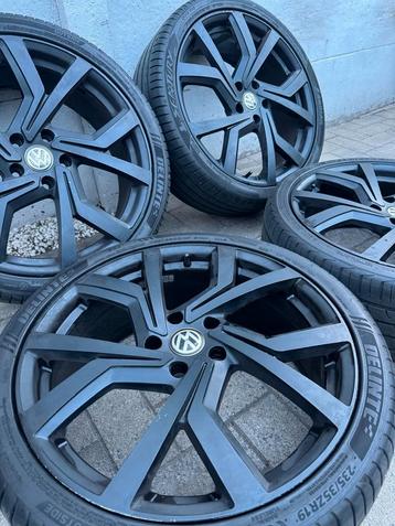 19"GOLF/Gti/Gte/Gtd velgen/jantes

235/35/19
5x112
7,5j
et 4 beschikbaar voor biedingen
