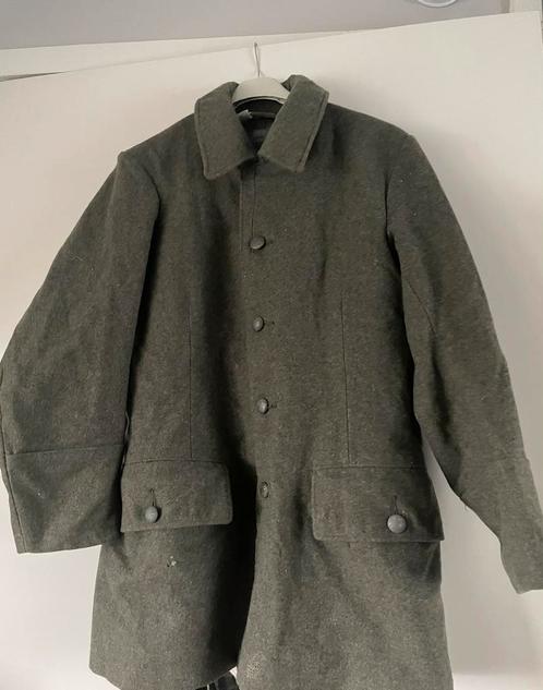 Zweedse M39 jas 1940, doorgebruikt in theater., Verzamelen, Militaria | Algemeen, Landmacht, Kleding of Schoenen, Verzenden