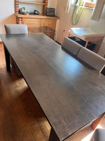 Koloniaal eettafel, Enlèvement, Utilisé