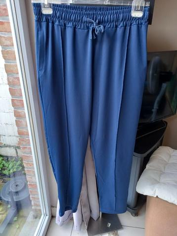 Moderne donkerblauwe broek. beschikbaar voor biedingen