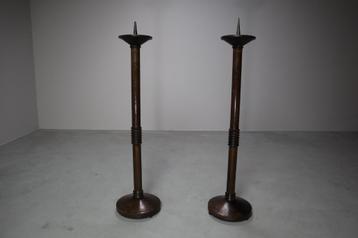 A pair of modernist wooden church candle holders, 1945-1960 beschikbaar voor biedingen