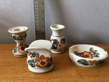 Tafelset vaasje, servettenhouder, kandelaar en schoteltje beschikbaar voor biedingen