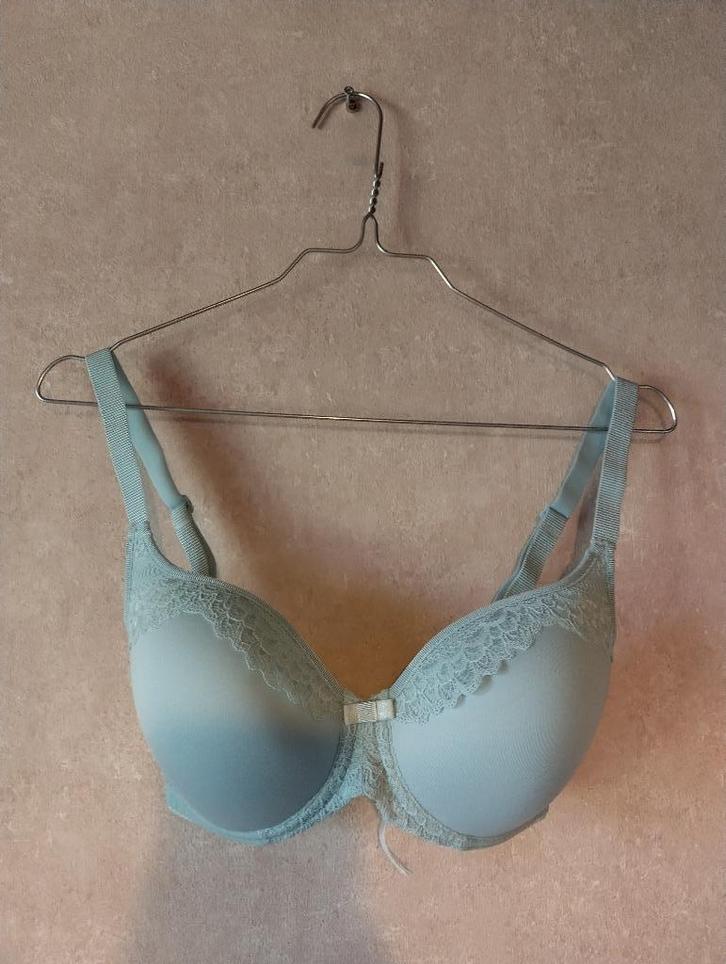 Triumph lichtblauwe BH met kant - maat 65F, Kleding | Dames, Ondergoed en Lingerie, BH, Blauw, Ophalen of Verzenden