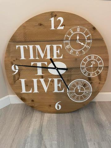 Grote landelijke klok beschikbaar voor biedingen