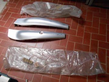 2 nouvelles housses sous siège L + R Derbi Fenix 50cc gris, Enlèvement ou Envoi, Neuf, Capot, Derbi
