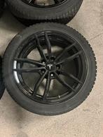18 inch Tesla model 3 velgen met Winterbanden nieuwstaat, Auto-onderdelen, 18 inch, Gebruikt, Banden en Velgen, 235 mm
