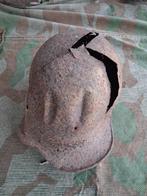 Duitse helm uit de Eerste Wereldoorlog getroffen, Ophalen of Verzenden, Landmacht, Helm of Baret