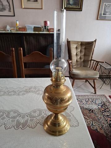 Antieke lamp beschikbaar voor biedingen