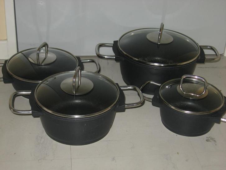 Batterie de cuisine Bueno Induction 4 pièces, Maison & Meubles, Cuisine | Casseroles & Poêles, Comme neuf, Casserole ou Cocotte-minute