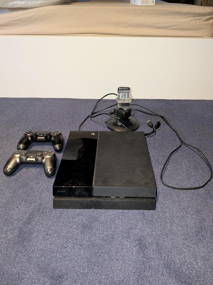 Playstation 4 + 2 controllers + charging station, Games en Spelcomputers, Spelcomputers | Sony Consoles | Accessoires, Refurbished