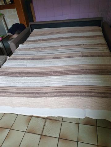 2 couvre lit dégradé de beige beschikbaar voor biedingen