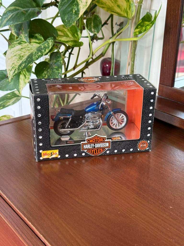 Huis - Harley-Davidson - XLH Sportster 1200, Hobby en Vrije tijd, Modelauto's | 1:18, Nieuw, Auto, Maisto, Ophalen of Verzenden