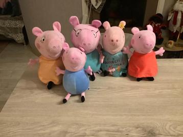 Différents personnages en peluche Peppa Pig (23-35 cm) disponible aux enchères