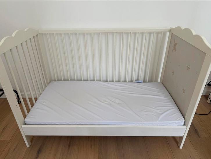 Kinderbedje/ledikant 1 zijde (kan) open, Kinderen en Baby's, Kinderkamer | Bedden, Gebruikt, Minder dan 140 cm, Minder dan 70 cm