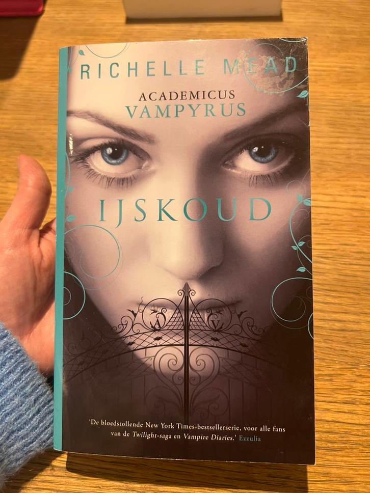 Richelle Mead - IJskoud, Boeken, Kinderboeken | Jeugd | 13 jaar en ouder, Zo goed als nieuw, Ophalen of Verzenden