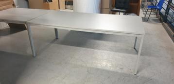 Lot nieuwe tafels beschikbaar voor biedingen