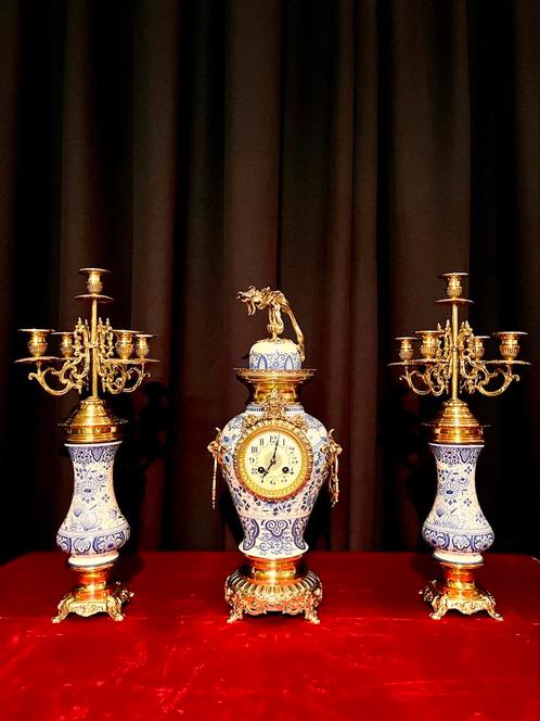 Prachtige schouwgarnituur delfts blauw met brons 1870-1880, Antiquités & Art, Antiquités | Horloges, Enlèvement ou Envoi
