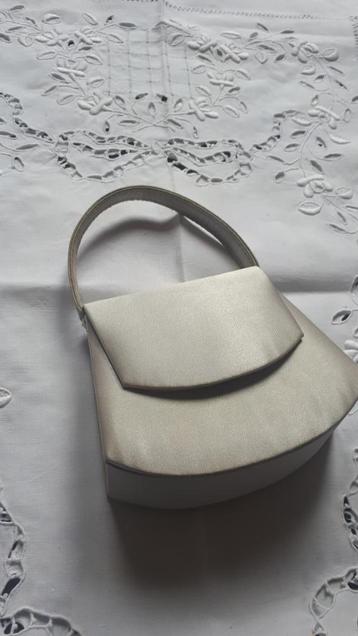 Handtas voor ceremonie beschikbaar voor biedingen