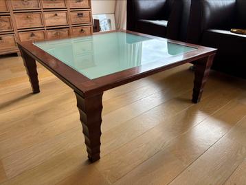 Vierkante salontafel van hout en matglas beschikbaar voor biedingen