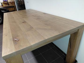 Massief eiken industriele eettafel beschikbaar voor biedingen