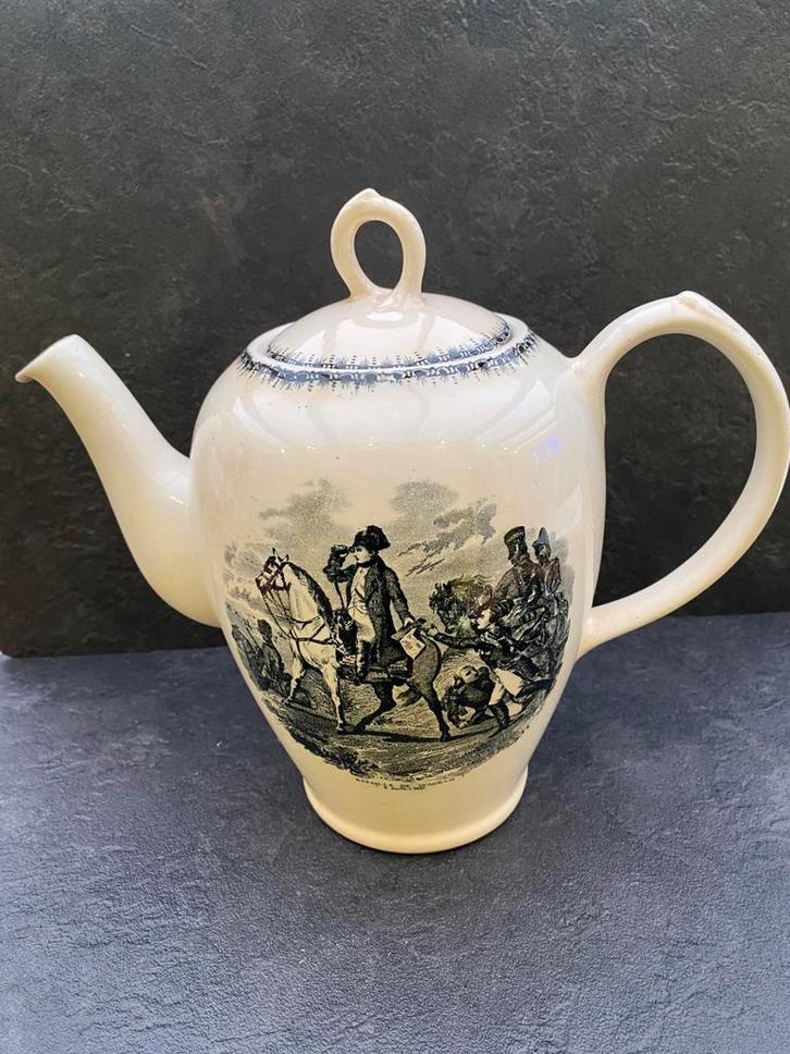 Ancienne cafetière blanc crème motif de Napoléon Boch, Antiek en Kunst, Antiek | Servies los, Ophalen