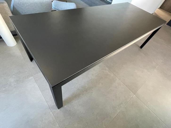 Nieuwe zwarte eettafel met dekton blad 250 x 100, Huis en Inrichting, Tafels | Eettafels, Nieuw, 50 tot 100 cm, 200 cm of meer