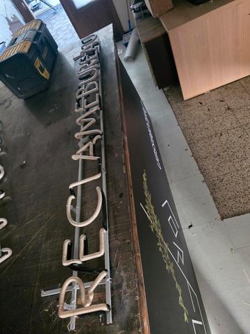 Neon verlichting  beschikbaar voor biedingen