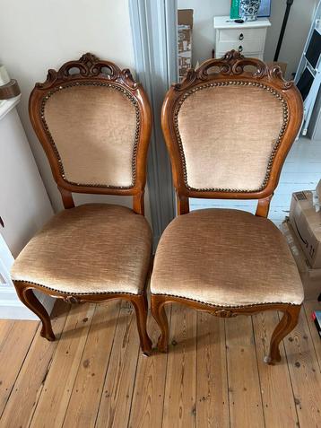 2 antique chairs/ chaises beige très bon état beschikbaar voor biedingen