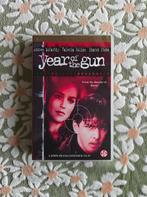 NIEUW! - VHS - Year of the gun - Engels - Vintage - €4, Cd's en Dvd's, VHS | Film, Vanaf 16 jaar, Ophalen, Zo goed als nieuw, Actie en Avontuur