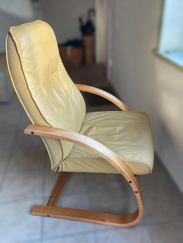 Unico okergele leren fauteuil met hout beschikbaar voor biedingen