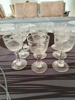 9 gegraveerde druppelglazen. 2, verschillende motieven., Ophalen, Gebruikt, Borrel- of Shotglas