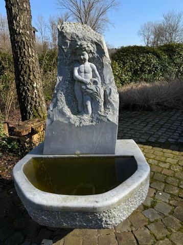 Granieten Tuinbeeld met Fontein – Mannetje met Kruik beschikbaar voor biedingen