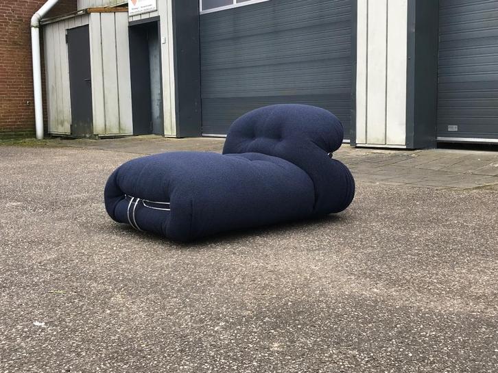 Soriana chaise longue navy blue bouclé Cassina-Showroommodel, Huis en Inrichting, Fauteuils, Zo goed als nieuw, Metaal, Stof, 100 tot 125 cm