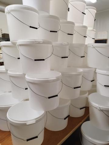 Witte plastic emmer met ijzeren handvat en deksel, Enlèvement, Comme neuf, Synthétique, Avec poignée