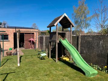 Speelhuisje met schommel en glijbaan beschikbaar voor biedingen