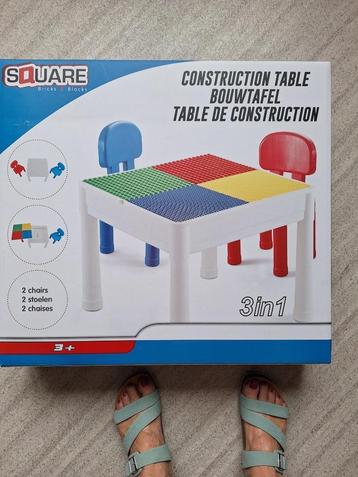 Table de construction carrée en briques et blocs