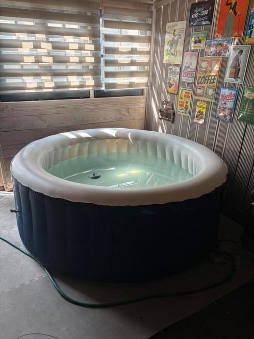 Opblaasbare Jacuzzi 4 pers., Tuin en Terras, Bubbelbaden en Hottubs, Zo goed als nieuw, Opblaasbaar, Afdekzeil, Ophalen