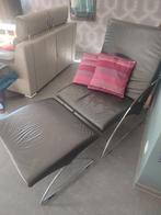 Fauteuil cuir +pouf, Design (pieds acier), 125 à 150 cm, Comme neuf, Enlèvement